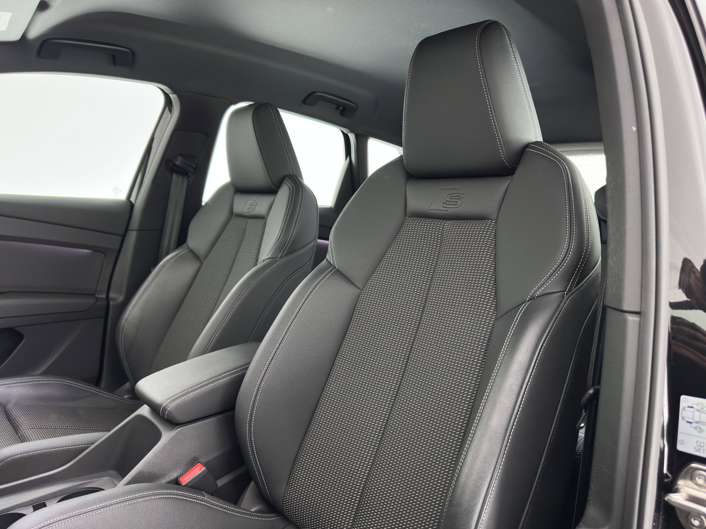 Audi Q4 e-tron 40 S edition 77 kWh (3-Fase-11kW) (INCL.BTW) *HEAT-PUMP | LEATHER-FABRIC | MATRIX-LED | ADAPTIVE-CRUISE | CAMERA | DIGI-COCKPIT | KEYLESS | AMBIENT-LIGHT | AUDI-SOUND | NAVI-FULLMAP | PRIVACY-GLASS | ECC | PDC | 20''ALU*