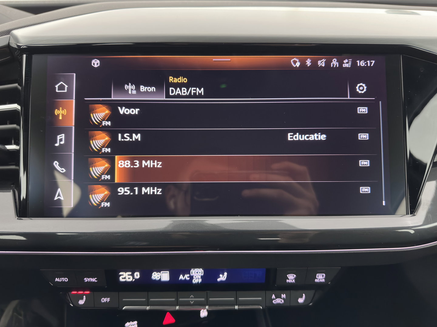 Audi Q4 e-tron 40 S edition 77 kWh (3-Fase-11kW) (INCL.BTW) *HEAT-PUMP | LEATHER-FABRIC | MATRIX-LED | ADAPTIVE-CRUISE | CAMERA | DIGI-COCKPIT | KEYLESS | AMBIENT-LIGHT | AUDI-SOUND | NAVI-FULLMAP | PRIVACY-GLASS | ECC | PDC | 20''ALU*