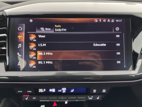 Audi Q4 e-tron 40 S edition 77 kWh (3-Fase-11kW) (INCL.BTW) *HEAT-PUMP | LEATHER-FABRIC | MATRIX-LED | ADAPTIVE-CRUISE | CAMERA | DIGI-COCKPIT | KEYLESS | AMBIENT-LIGHT | AUDI-SOUND | NAVI-FULLMAP | PRIVACY-GLASS | ECC | PDC | 20''ALU*