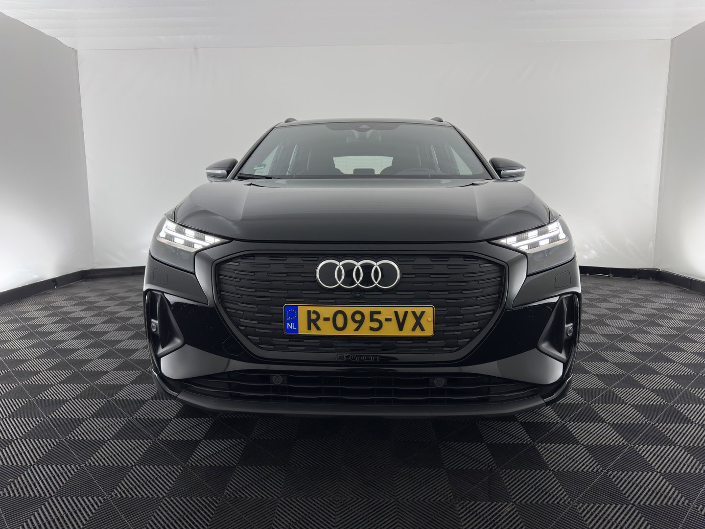 Audi Q4 e-tron 40 S edition 77 kWh (3-Fase-11kW) (INCL.BTW) *HEAT-PUMP | LEATHER-FABRIC | MATRIX-LED | ADAPTIVE-CRUISE | CAMERA | DIGI-COCKPIT | KEYLESS | AMBIENT-LIGHT | AUDI-SOUND | NAVI-FULLMAP | PRIVACY-GLASS | ECC | PDC | 20''ALU*