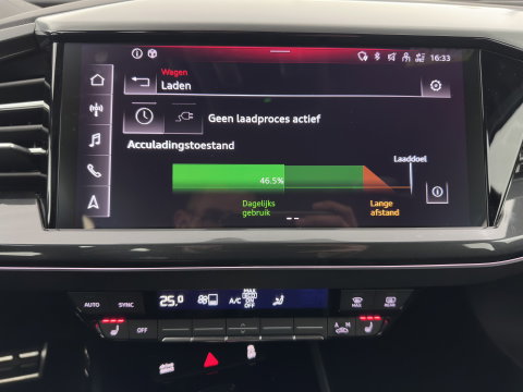 Audi Q4 e-tron 40 S edition 77 kWh (3-Fase-11kW) (INCL.BTW) *HEAT-PUMP | LEATHER-FABRIC | MATRIX-LED | ADAPTIVE-CRUISE | CAMERA | DIGI-COCKPIT | KEYLESS | AMBIENT-LIGHT | AUDI-SOUND | NAVI-FULLMAP | PRIVACY-GLASS | ECC | PDC | 20''ALU*