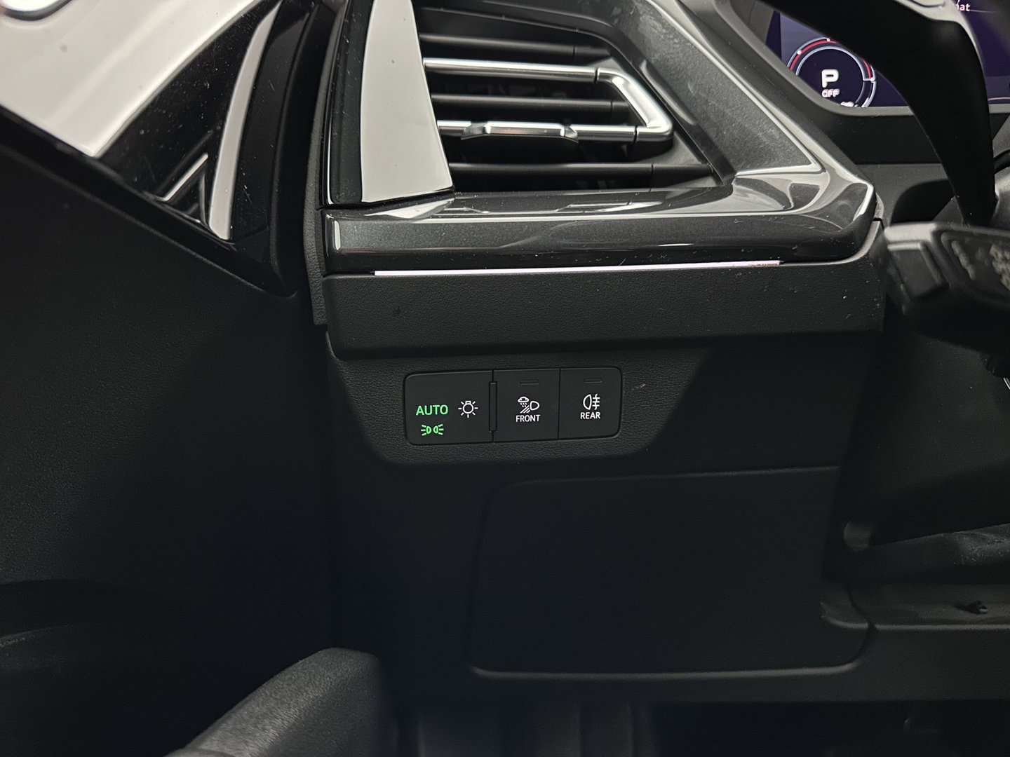 Audi Q4 e-tron 40 S edition 77 kWh (3-Fase-11kW) (INCL.BTW) *HEAT-PUMP | LEATHER-FABRIC | MATRIX-LED | ADAPTIVE-CRUISE | CAMERA | DIGI-COCKPIT | KEYLESS | AMBIENT-LIGHT | AUDI-SOUND | NAVI-FULLMAP | PRIVACY-GLASS | ECC | PDC | 20''ALU*