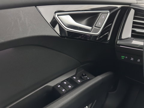 Audi Q4 e-tron 40 S edition 77 kWh (3-Fase-11kW) (INCL.BTW) *HEAT-PUMP | LEATHER-FABRIC | MATRIX-LED | ADAPTIVE-CRUISE | CAMERA | DIGI-COCKPIT | KEYLESS | AMBIENT-LIGHT | AUDI-SOUND | NAVI-FULLMAP | PRIVACY-GLASS | ECC | PDC | 20''ALU*