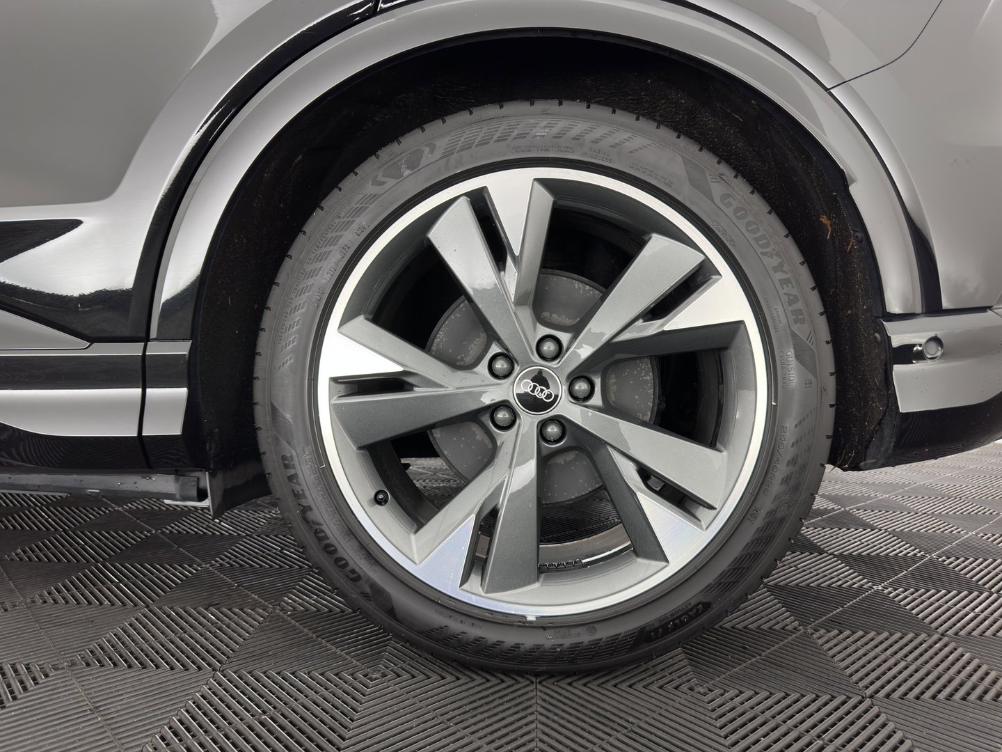 Audi Q4 e-tron 40 S edition 77 kWh (3-Fase-11kW) (INCL.BTW) *HEAT-PUMP | LEATHER-FABRIC | MATRIX-LED | ADAPTIVE-CRUISE | CAMERA | DIGI-COCKPIT | KEYLESS | AMBIENT-LIGHT | AUDI-SOUND | NAVI-FULLMAP | PRIVACY-GLASS | ECC | PDC | 20''ALU*