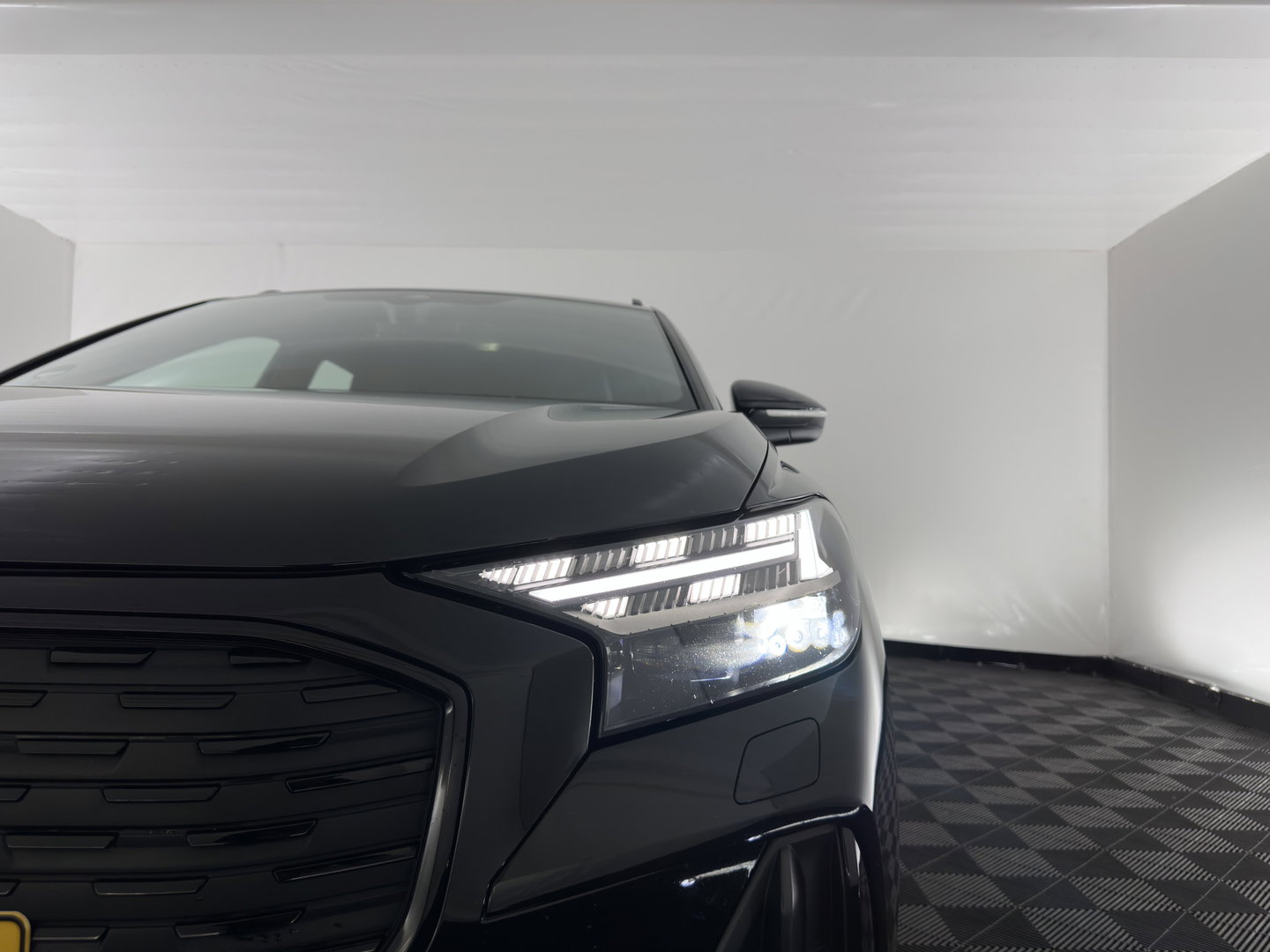 Audi Q4 e-tron 40 S edition 77 kWh (3-Fase-11kW) (INCL.BTW) *HEAT-PUMP | LEATHER-FABRIC | MATRIX-LED | ADAPTIVE-CRUISE | CAMERA | DIGI-COCKPIT | KEYLESS | AMBIENT-LIGHT | AUDI-SOUND | NAVI-FULLMAP | PRIVACY-GLASS | ECC | PDC | 20''ALU*