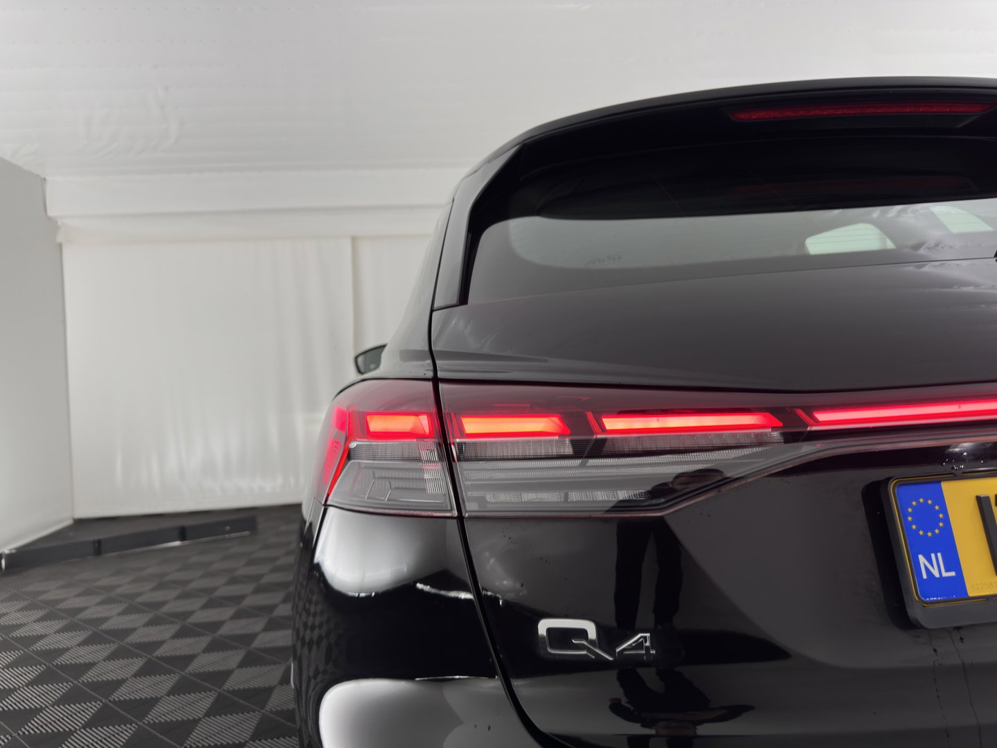Audi Q4 e-tron 40 S edition 77 kWh (3-Fase-11kW) (INCL.BTW) *HEAT-PUMP | LEATHER-FABRIC | MATRIX-LED | ADAPTIVE-CRUISE | CAMERA | DIGI-COCKPIT | KEYLESS | AMBIENT-LIGHT | AUDI-SOUND | NAVI-FULLMAP | PRIVACY-GLASS | ECC | PDC | 20''ALU*