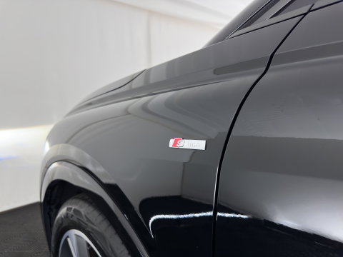 Audi Q4 e-tron 40 S edition 77 kWh (3-Fase-11kW) (INCL.BTW) *HEAT-PUMP | LEATHER-FABRIC | MATRIX-LED | ADAPTIVE-CRUISE | CAMERA | DIGI-COCKPIT | KEYLESS | AMBIENT-LIGHT | AUDI-SOUND | NAVI-FULLMAP | PRIVACY-GLASS | ECC | PDC | 20''ALU*