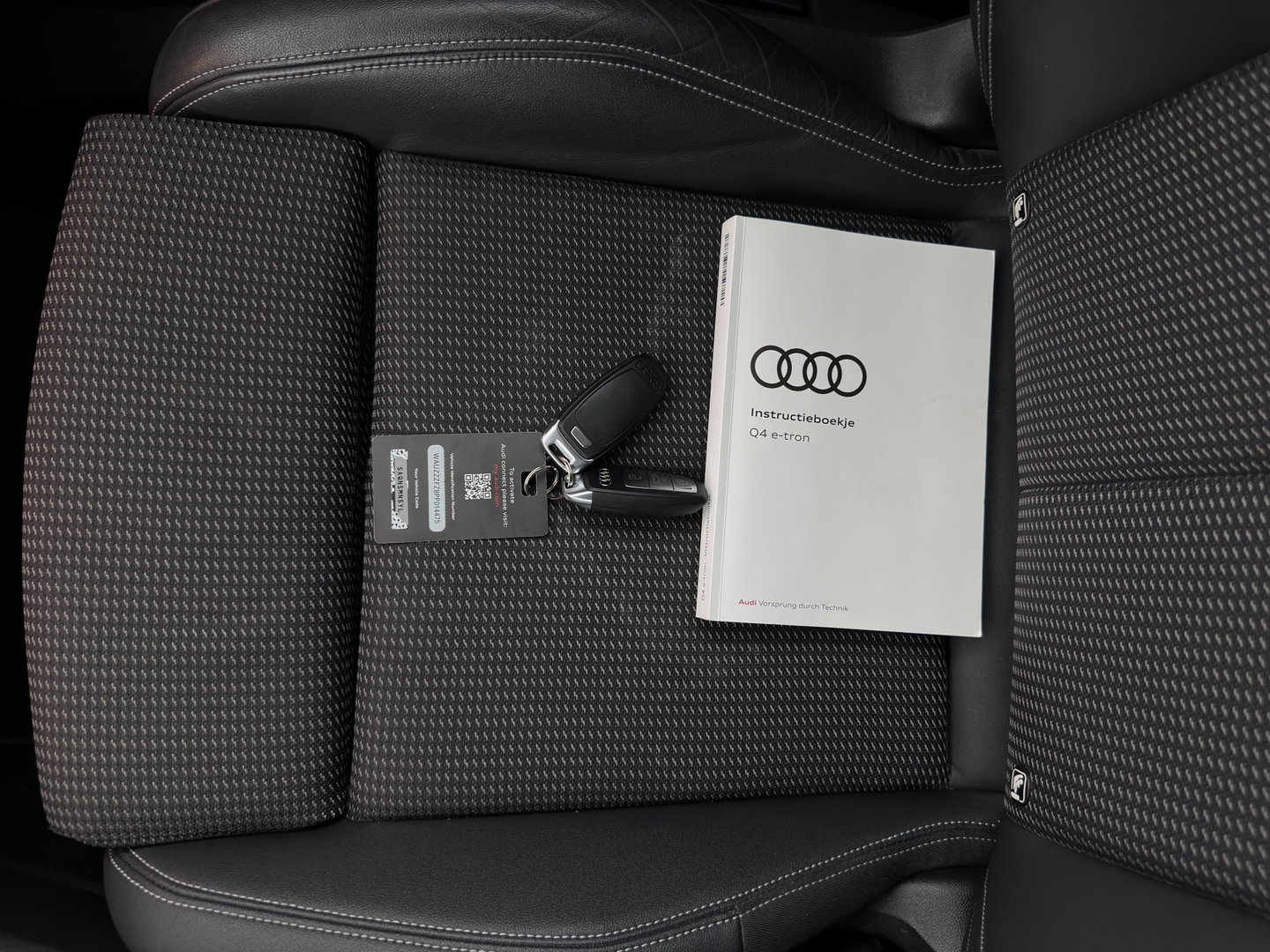 Audi Q4 e-tron 40 S edition 77 kWh (3-Fase-11kW) (INCL.BTW) *HEAT-PUMP | LEATHER-FABRIC | MATRIX-LED | ADAPTIVE-CRUISE | CAMERA | DIGI-COCKPIT | KEYLESS | AMBIENT-LIGHT | AUDI-SOUND | NAVI-FULLMAP | PRIVACY-GLASS | ECC | PDC | 20''ALU*