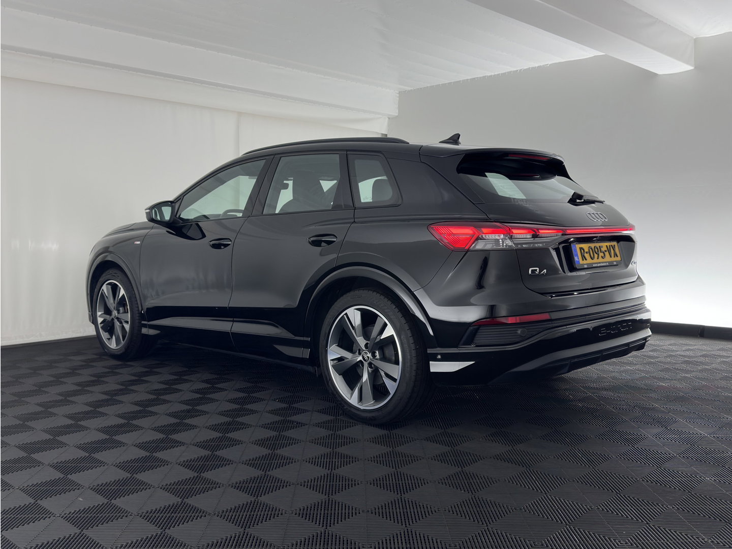 Audi Q4 e-tron 40 S edition 77 kWh (3-Fase-11kW) (INCL.BTW) *HEAT-PUMP | LEATHER-FABRIC | MATRIX-LED | ADAPTIVE-CRUISE | CAMERA | DIGI-COCKPIT | KEYLESS | AMBIENT-LIGHT | AUDI-SOUND | NAVI-FULLMAP | PRIVACY-GLASS | ECC | PDC | 20''ALU*