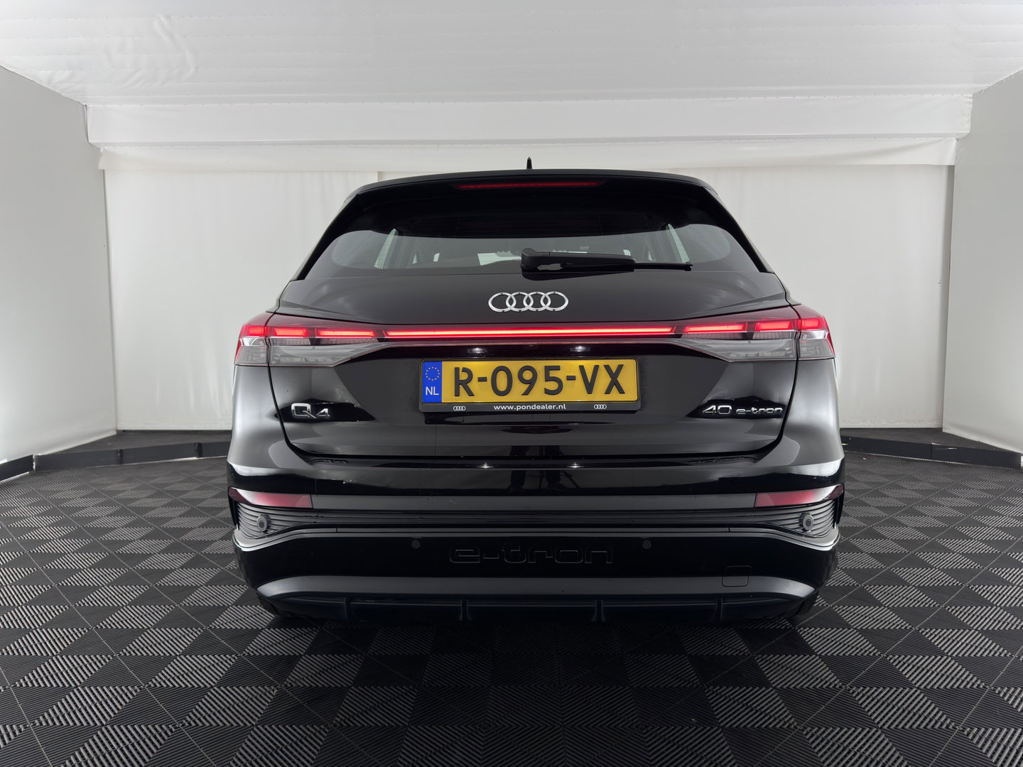 Audi Q4 e-tron 40 S edition 77 kWh (3-Fase-11kW) (INCL.BTW) *HEAT-PUMP | LEATHER-FABRIC | MATRIX-LED | ADAPTIVE-CRUISE | CAMERA | DIGI-COCKPIT | KEYLESS | AMBIENT-LIGHT | AUDI-SOUND | NAVI-FULLMAP | PRIVACY-GLASS | ECC | PDC | 20''ALU*