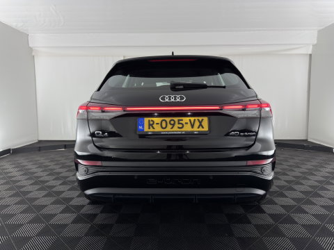 Audi Q4 e-tron 40 S edition 77 kWh (3-Fase-11kW) (INCL.BTW) *HEAT-PUMP | LEATHER-FABRIC | MATRIX-LED | ADAPTIVE-CRUISE | CAMERA | DIGI-COCKPIT | KEYLESS | AMBIENT-LIGHT | AUDI-SOUND | NAVI-FULLMAP | PRIVACY-GLASS | ECC | PDC | 20''ALU*