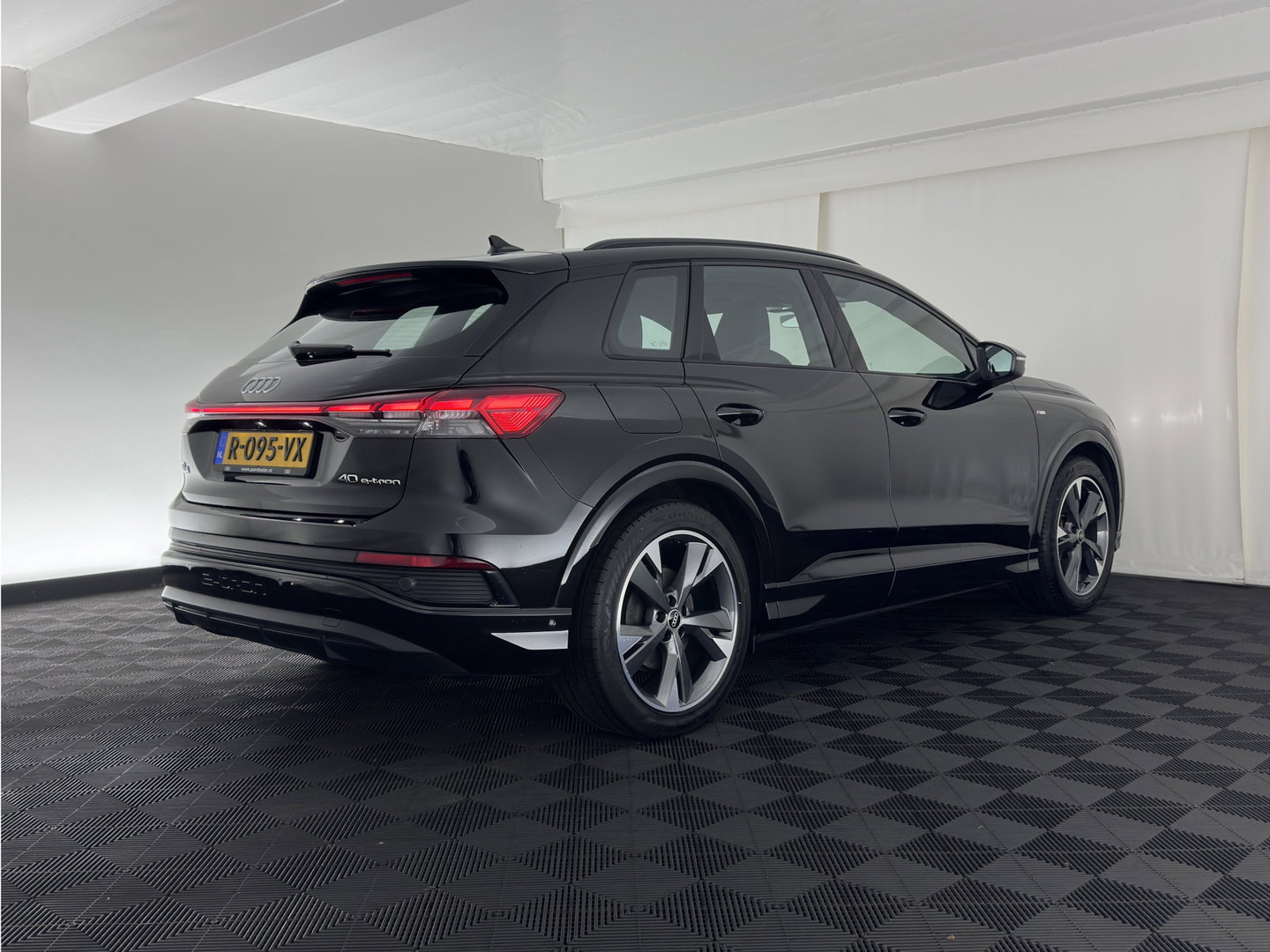 Audi Q4 e-tron 40 S edition 77 kWh (3-Fase-11kW) (INCL.BTW) *HEAT-PUMP | LEATHER-FABRIC | MATRIX-LED | ADAPTIVE-CRUISE | CAMERA | DIGI-COCKPIT | KEYLESS | AMBIENT-LIGHT | AUDI-SOUND | NAVI-FULLMAP | PRIVACY-GLASS | ECC | PDC | 20''ALU*