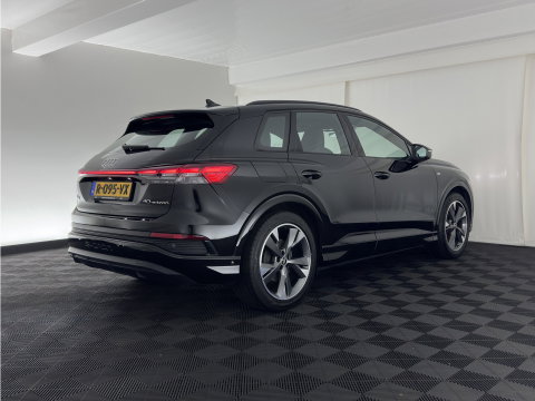 Audi Q4 e-tron 40 S edition 77 kWh (3-Fase-11kW) (INCL.BTW) *HEAT-PUMP | LEATHER-FABRIC | MATRIX-LED | ADAPTIVE-CRUISE | CAMERA | DIGI-COCKPIT | KEYLESS | AMBIENT-LIGHT | AUDI-SOUND | NAVI-FULLMAP | PRIVACY-GLASS | ECC | PDC | 20''ALU*