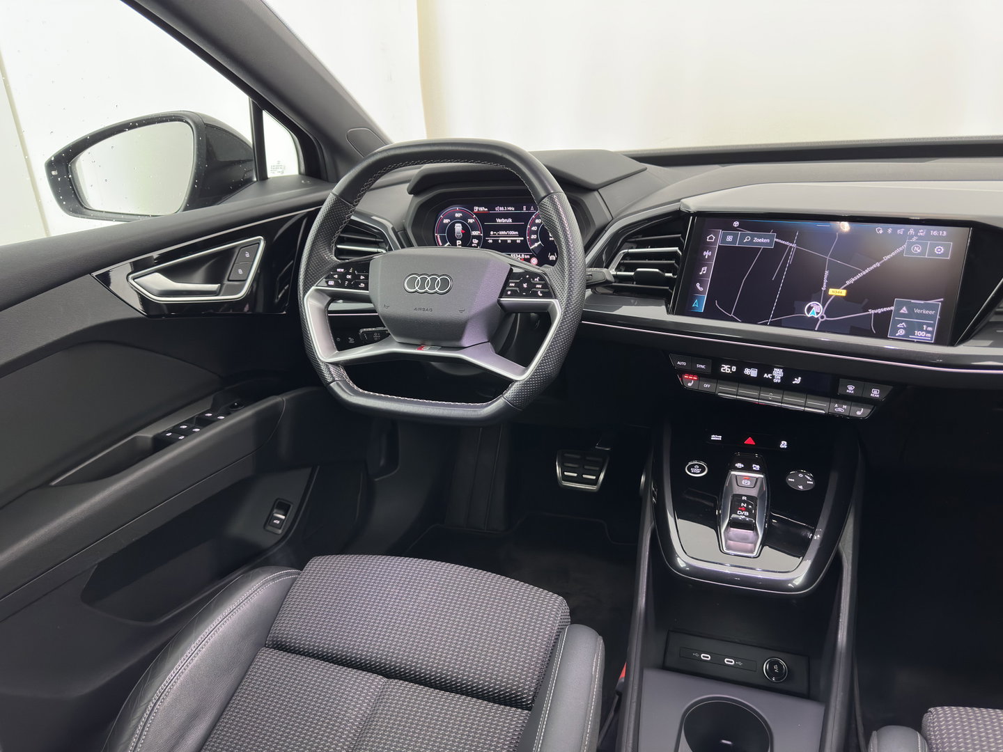 Audi Q4 e-tron 40 S edition 77 kWh (3-Fase-11kW) (INCL.BTW) *HEAT-PUMP | LEATHER-FABRIC | MATRIX-LED | ADAPTIVE-CRUISE | CAMERA | DIGI-COCKPIT | KEYLESS | AMBIENT-LIGHT | AUDI-SOUND | NAVI-FULLMAP | PRIVACY-GLASS | ECC | PDC | 20''ALU*