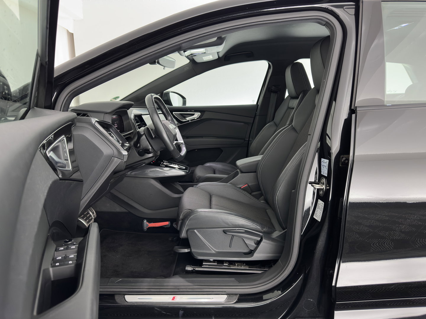 Audi Q4 e-tron 40 S edition 77 kWh (3-Fase-11kW) (INCL.BTW) *HEAT-PUMP | LEATHER-FABRIC | MATRIX-LED | ADAPTIVE-CRUISE | CAMERA | DIGI-COCKPIT | KEYLESS | AMBIENT-LIGHT | AUDI-SOUND | NAVI-FULLMAP | PRIVACY-GLASS | ECC | PDC | 20''ALU*
