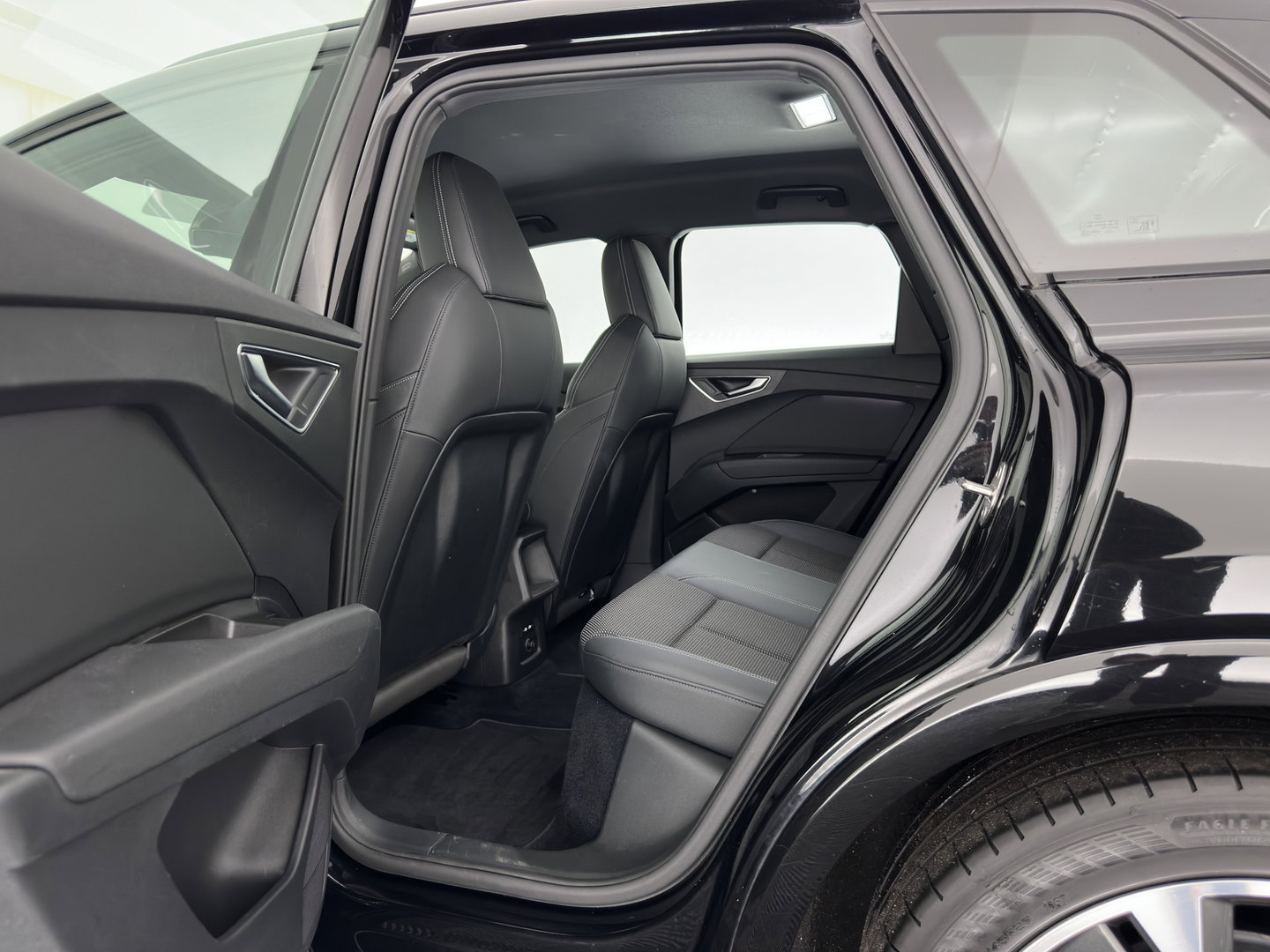 Audi Q4 e-tron 40 S edition 77 kWh (3-Fase-11kW) (INCL.BTW) *HEAT-PUMP | LEATHER-FABRIC | MATRIX-LED | ADAPTIVE-CRUISE | CAMERA | DIGI-COCKPIT | KEYLESS | AMBIENT-LIGHT | AUDI-SOUND | NAVI-FULLMAP | PRIVACY-GLASS | ECC | PDC | 20''ALU*