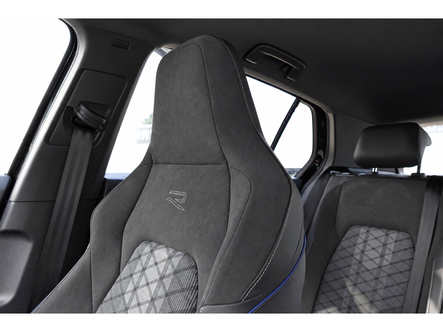 Volkswagen Golf 1.5 eTSI R-Line Edition PANO HUD KEYLESS