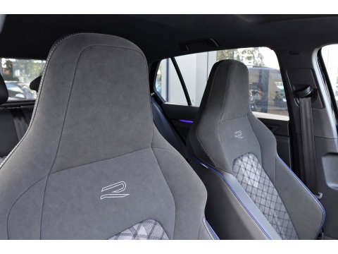 Volkswagen Golf 1.5 eTSI R-Line Edition PANO HUD KEYLESS