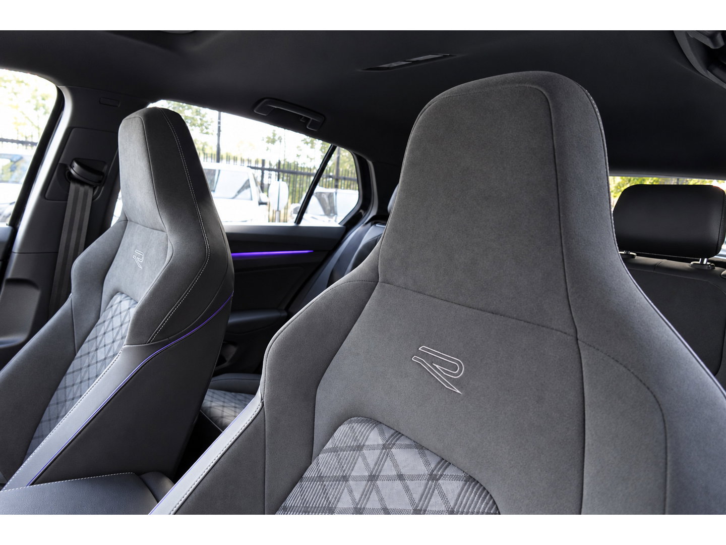Volkswagen Golf 1.5 eTSI R-Line Edition PANO HUD KEYLESS