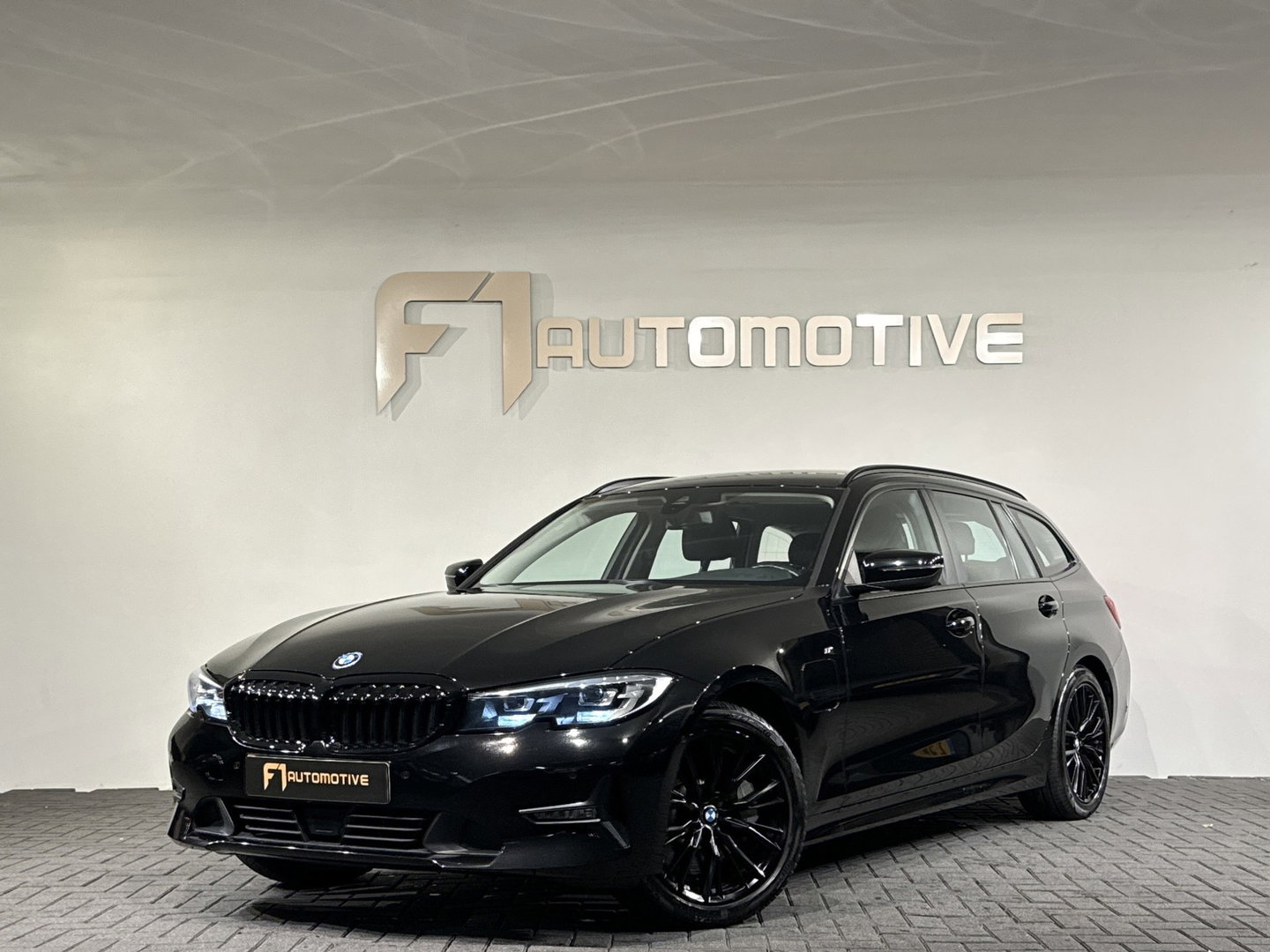 BMW 3 Serie Touring 330e High Executive ACC|Dodehoek|Lane Assist|Camera
