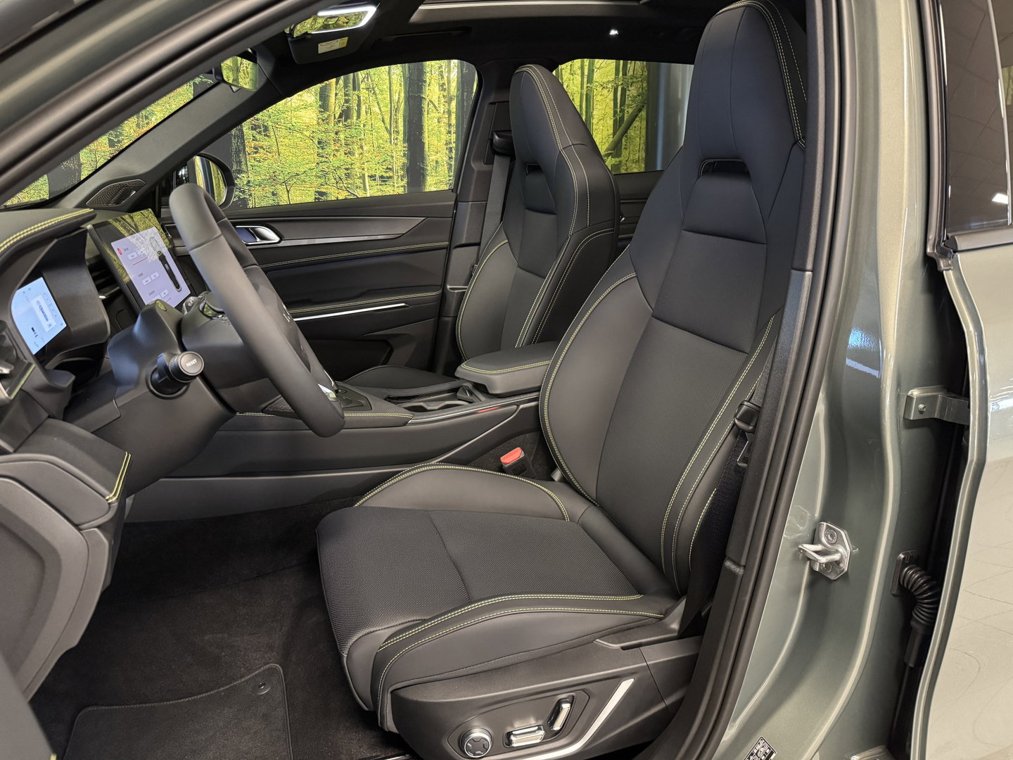 Lynk & Co 01 1.5 More | Panoramadak | Leder | 360° Camera | 20" Lichtmetaal | Infinity | Sfeerverlichtinig | Stuurverwarming | Elektrische Bestuurdersstoel | Stoelverwarming | Apple Carplay | Android Auto |