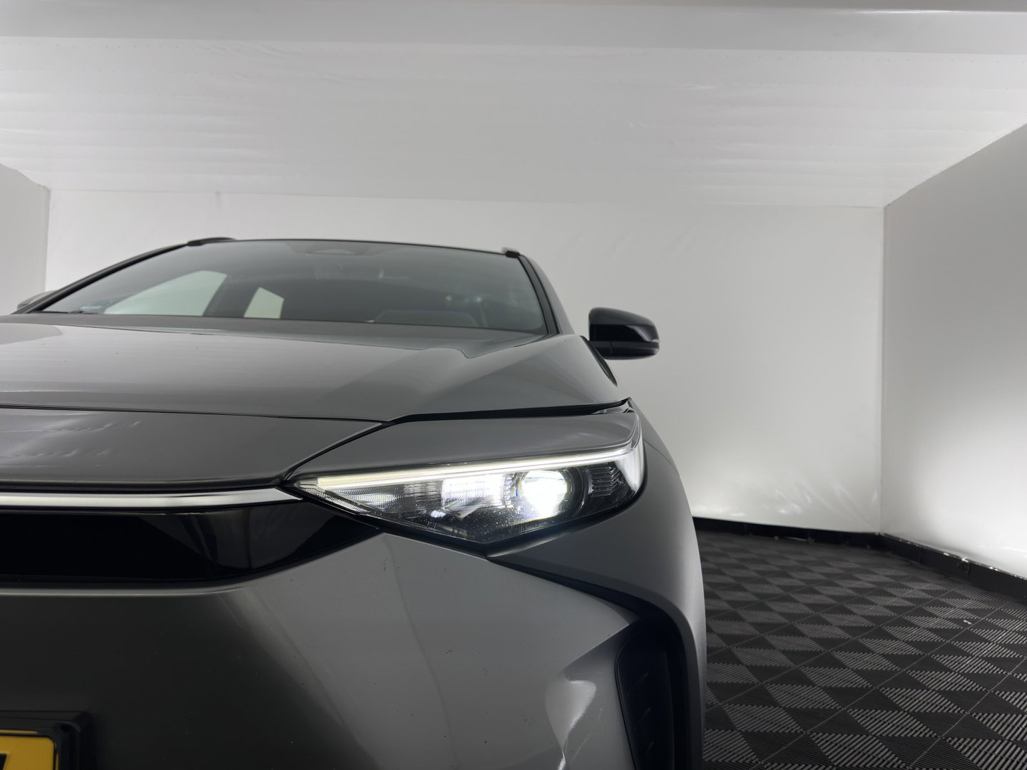 Toyota Bz4x Business 71 kWh (3-Fase-11kW) {SoH-88%} (INCL-BTW) *HEATPUMP | FULL-LED | DIGI-COCKPIT | ADAPTIVE-CRUISE | CAMERA | NAVI-FULLMAP | KEYLESS | ECC | TOWBAR | CARPLAY | DAB | 18''ALU*