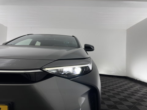 Toyota Bz4x Business 71 kWh (3-Fase-11kW) {SoH-88%} (INCL-BTW) *HEATPUMP | FULL-LED | DIGI-COCKPIT | ADAPTIVE-CRUISE | CAMERA | NAVI-FULLMAP | KEYLESS | ECC | TOWBAR | CARPLAY | DAB | 18''ALU*