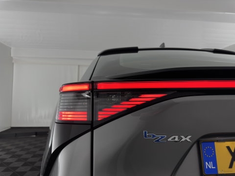 Toyota Bz4x Business 71 kWh (3-Fase-11kW) {SoH-88%} (INCL-BTW) *HEATPUMP | FULL-LED | DIGI-COCKPIT | ADAPTIVE-CRUISE | CAMERA | NAVI-FULLMAP | KEYLESS | ECC | TOWBAR | CARPLAY | DAB | 18''ALU*