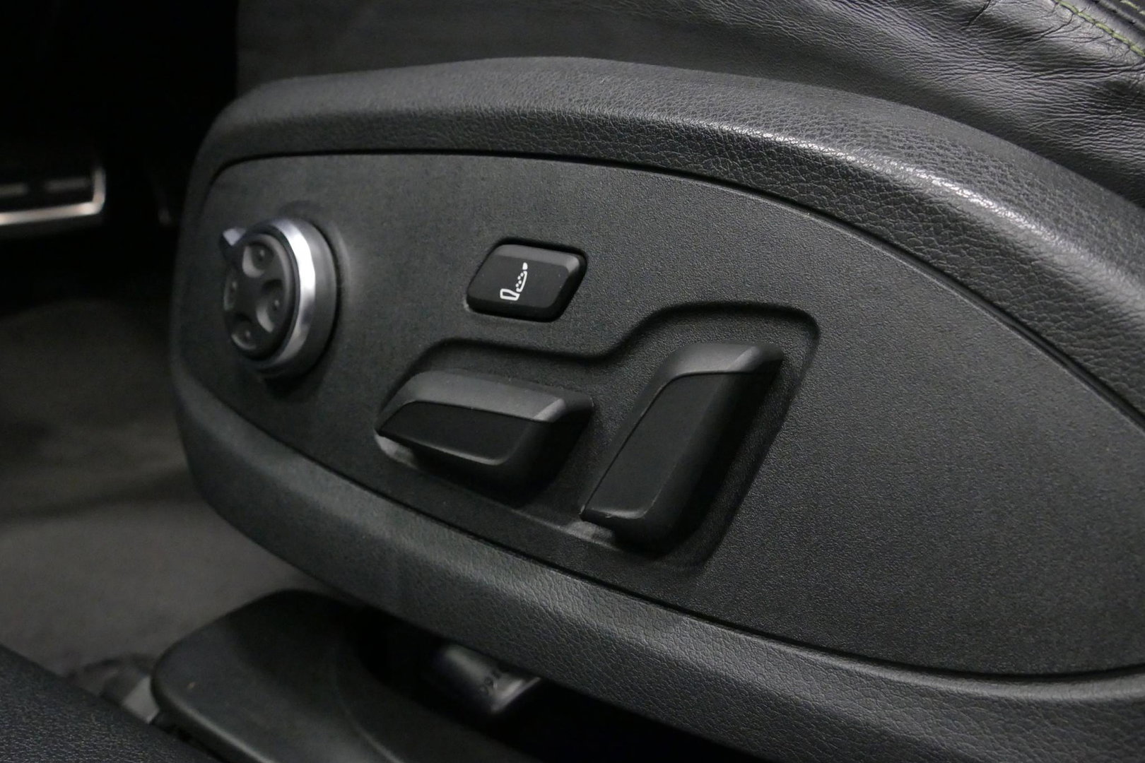Audi RS4 A4 Avant 2.9 TFSI quattro / RS-Sportuitlaat / Panoramdak / Elektr. verstelbare voorstoelen (links met memory) / HUD / B&O / RS Comfort Pack / Dynamica Pack / Audi Exclusive interieur / Massage stoelen / Matrix LED / Rondomzichtcamera / Apple Carplay - And