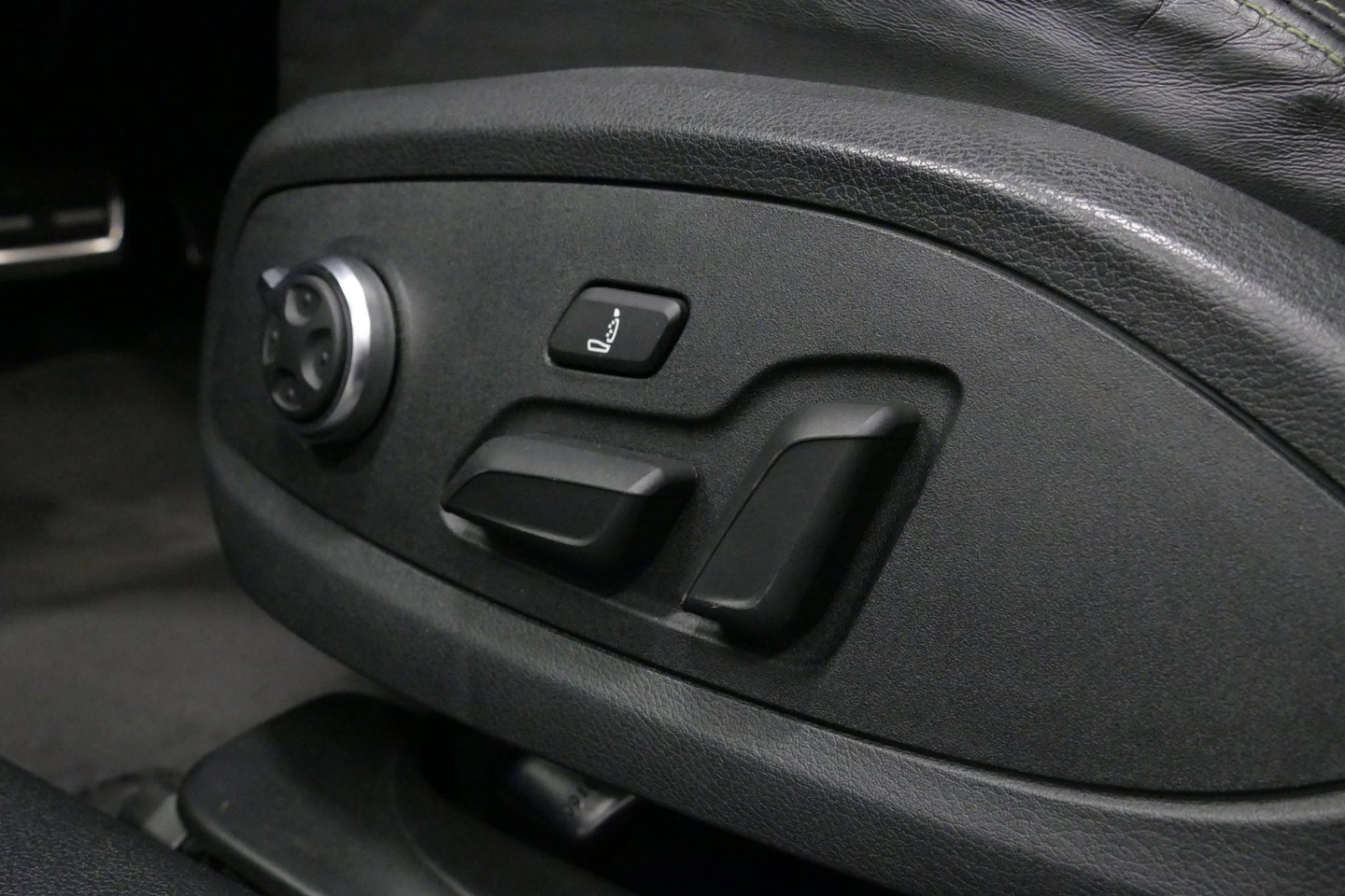 Audi RS4 A4 Avant 2.9 TFSI quattro / RS-Sportuitlaat / Panoramdak / Elektr. verstelbare voorstoelen (links met memory) / HUD / B&O / RS Comfort Pack / Dynamica Pack / Audi Exclusive interieur / Massage stoelen / Matrix LED / Rondomzichtcamera / Apple Carplay - And