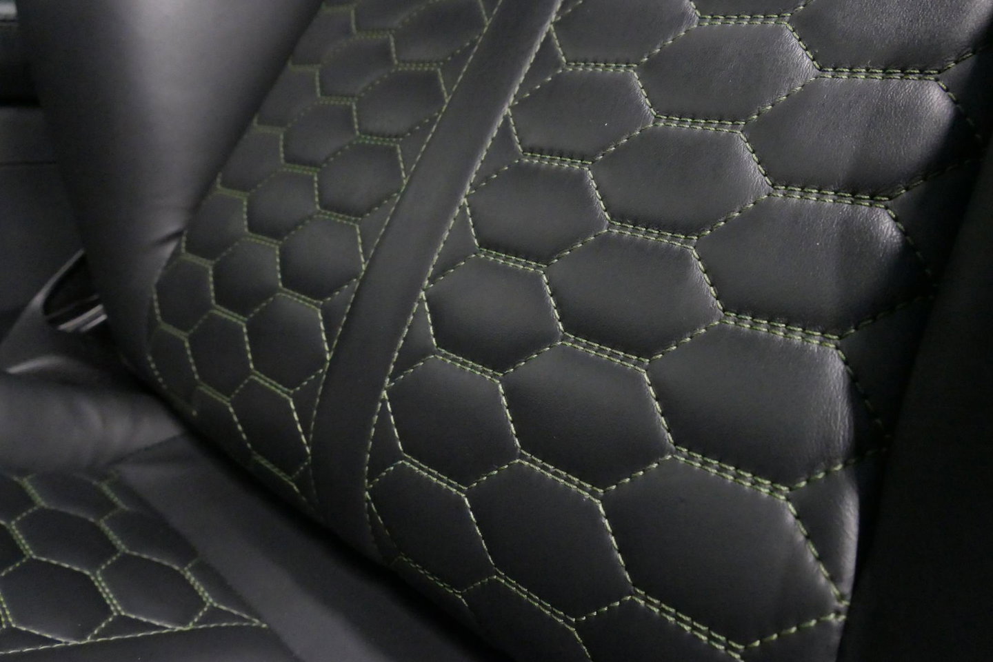 Audi RS4 A4 Avant 2.9 TFSI quattro / RS-Sportuitlaat / Panoramdak / Elektr. verstelbare voorstoelen (links met memory) / HUD / B&O / RS Comfort Pack / Dynamica Pack / Audi Exclusive interieur / Massage stoelen / Matrix LED / Rondomzichtcamera / Apple Carplay - And