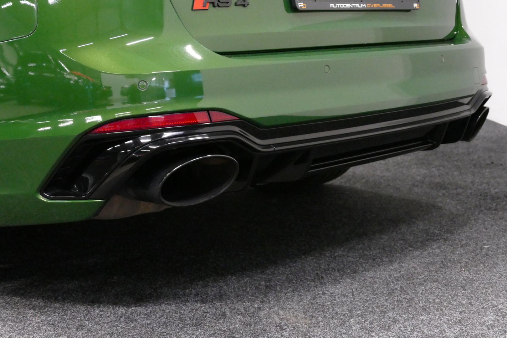 Audi RS4 A4 Avant 2.9 TFSI quattro / RS-Sportuitlaat / Panoramdak / Elektr. verstelbare voorstoelen (links met memory) / HUD / B&O / RS Comfort Pack / Dynamica Pack / Audi Exclusive interieur / Massage stoelen / Matrix LED / Rondomzichtcamera / Apple Carplay - And
