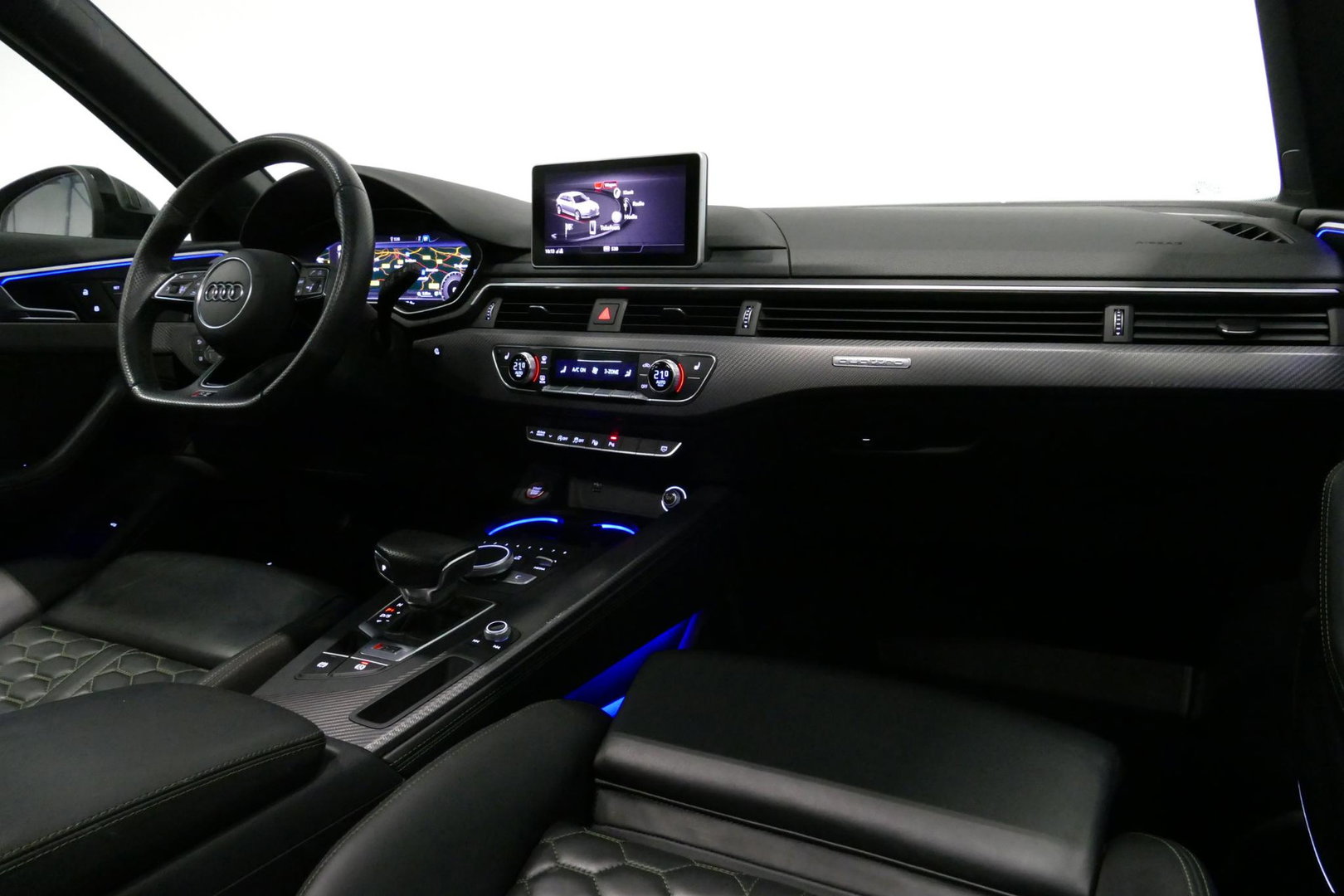 Audi RS4 A4 Avant 2.9 TFSI quattro / RS-Sportuitlaat / Panoramdak / Elektr. verstelbare voorstoelen (links met memory) / HUD / B&O / RS Comfort Pack / Dynamica Pack / Audi Exclusive interieur / Massage stoelen / Matrix LED / Rondomzichtcamera / Apple Carplay - And