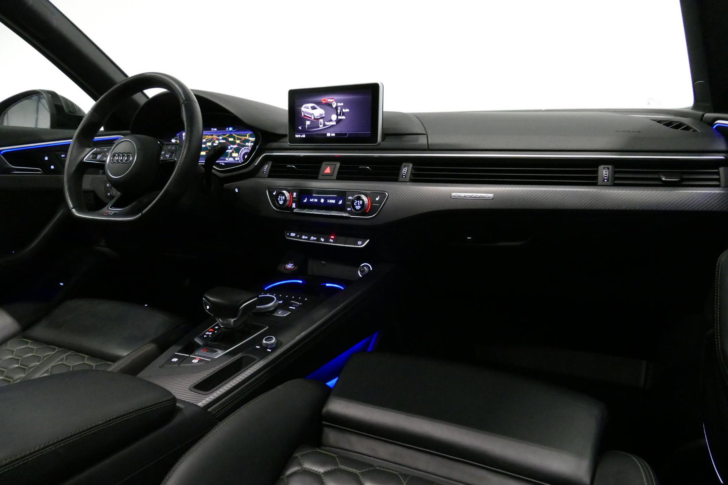 Audi RS4 A4 Avant 2.9 TFSI quattro / RS-Sportuitlaat / Panoramdak / Elektr. verstelbare voorstoelen (links met memory) / HUD / B&O / RS Comfort Pack / Dynamica Pack / Audi Exclusive interieur / Massage stoelen / Matrix LED / Rondomzichtcamera / Apple Carplay - And