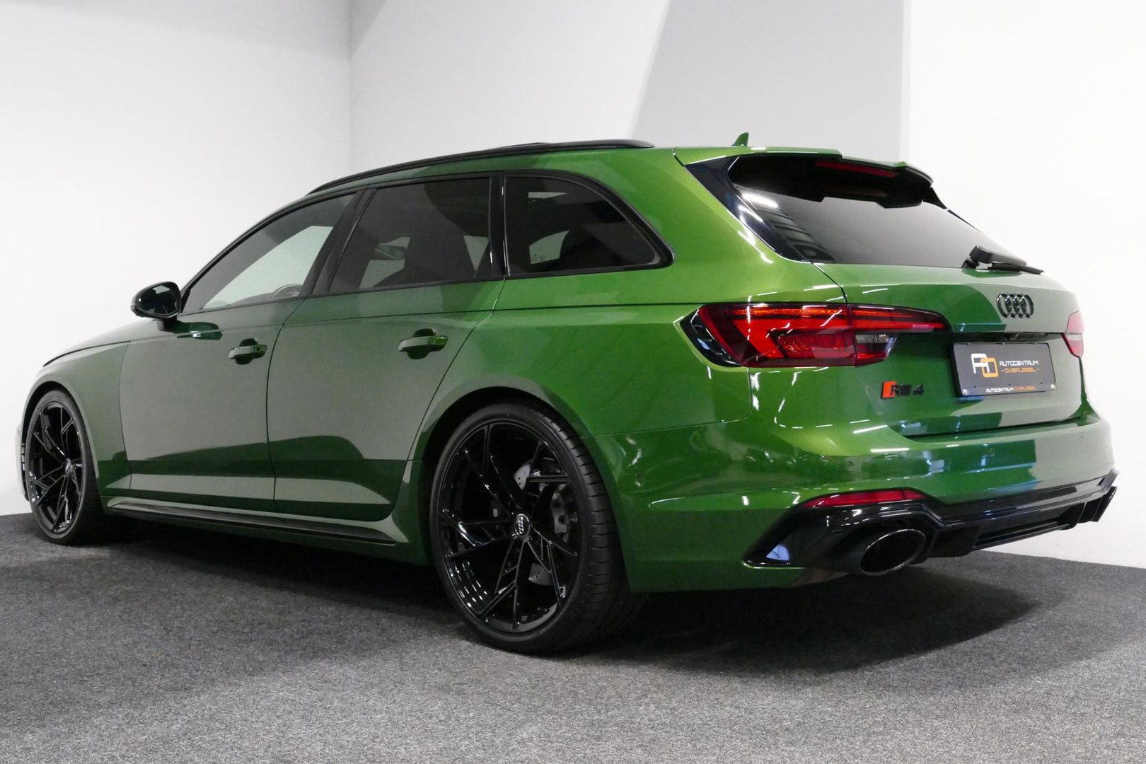 Audi RS4 A4 Avant 2.9 TFSI quattro / RS-Sportuitlaat / Panoramdak / Elektr. verstelbare voorstoelen (links met memory) / HUD / B&O / RS Comfort Pack / Dynamica Pack / Audi Exclusive interieur / Massage stoelen / Matrix LED / Rondomzichtcamera / Apple Carplay - And