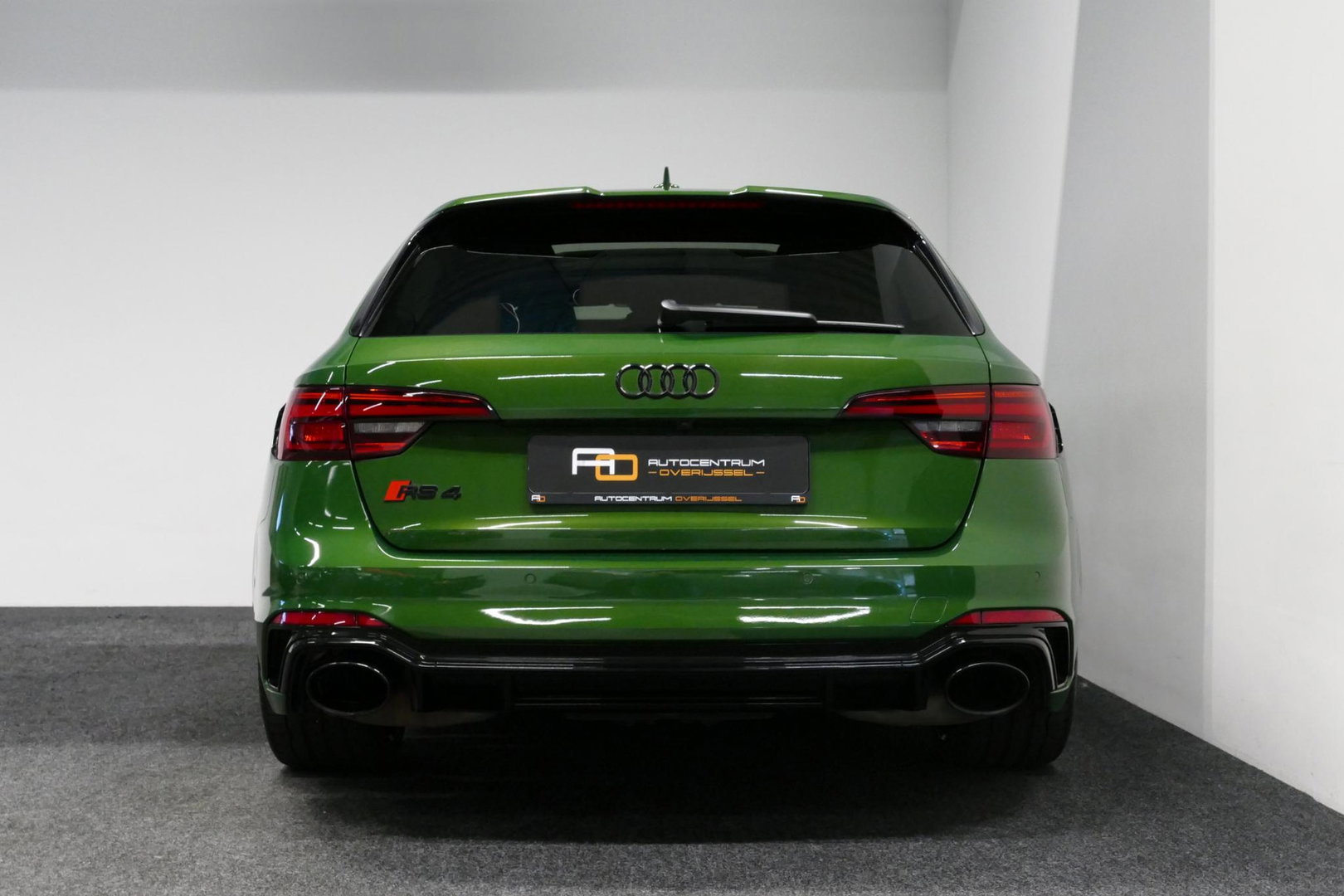 Audi RS4 A4 Avant 2.9 TFSI quattro / RS-Sportuitlaat / Panoramdak / Elektr. verstelbare voorstoelen (links met memory) / HUD / B&O / RS Comfort Pack / Dynamica Pack / Audi Exclusive interieur / Massage stoelen / Matrix LED / Rondomzichtcamera / Apple Carplay - And