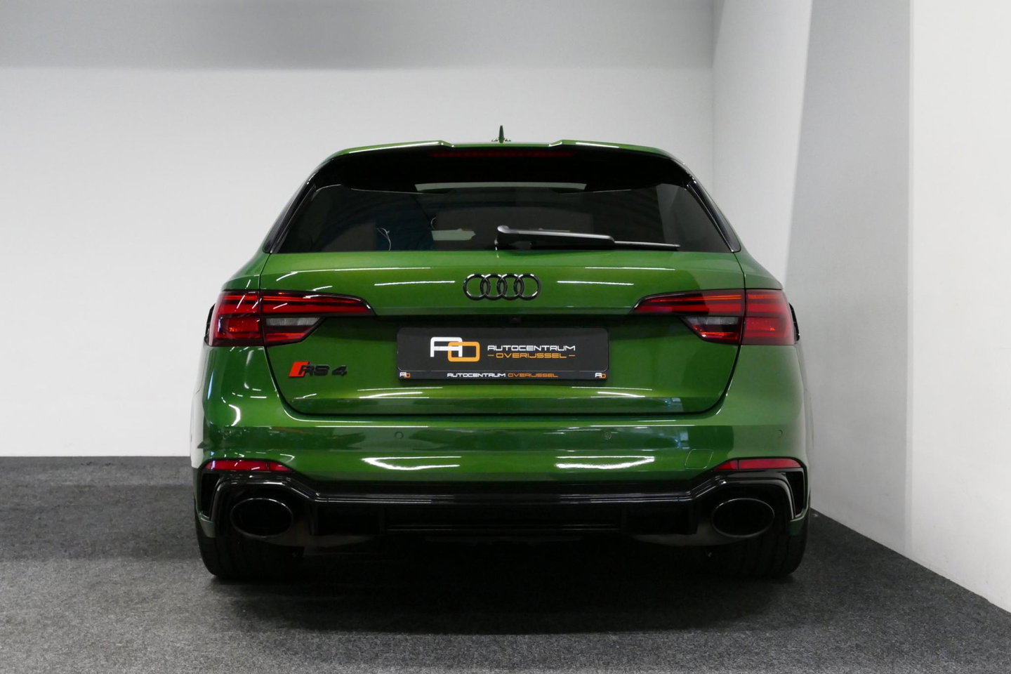 Audi RS4 A4 Avant 2.9 TFSI quattro / RS-Sportuitlaat / Panoramdak / Elektr. verstelbare voorstoelen (links met memory) / HUD / B&O / RS Comfort Pack / Dynamica Pack / Audi Exclusive interieur / Massage stoelen / Matrix LED / Rondomzichtcamera / Apple Carplay - And