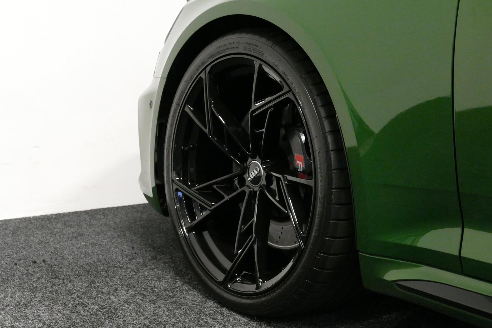 Audi RS4 A4 Avant 2.9 TFSI quattro / RS-Sportuitlaat / Panoramdak / Elektr. verstelbare voorstoelen (links met memory) / HUD / B&O / RS Comfort Pack / Dynamica Pack / Audi Exclusive interieur / Massage stoelen / Matrix LED / Rondomzichtcamera / Apple Carplay - And