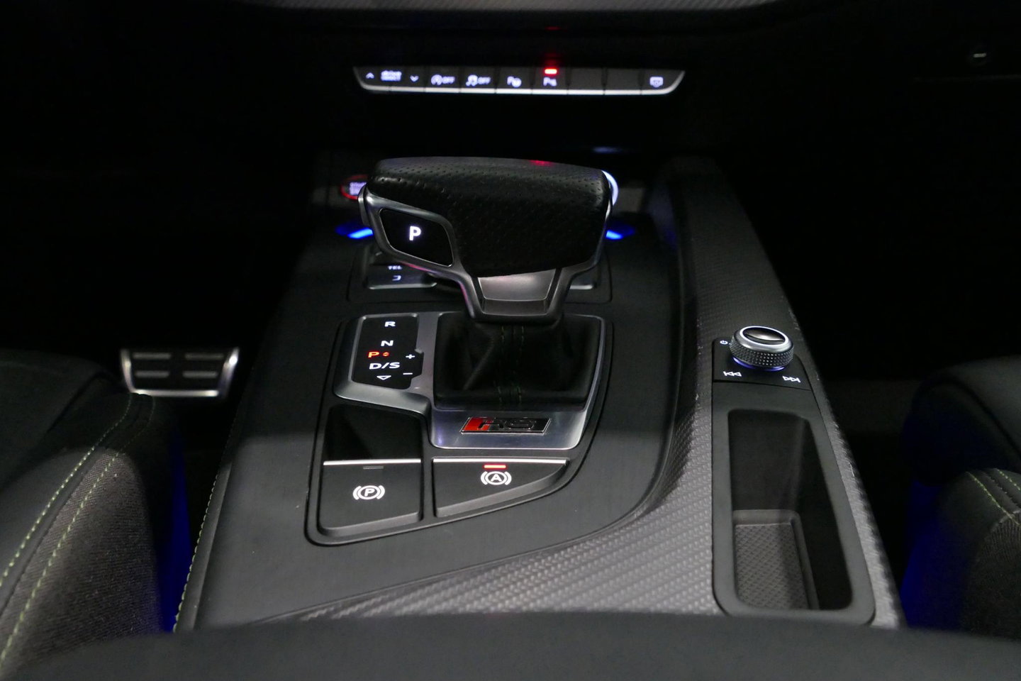 Audi RS4 A4 Avant 2.9 TFSI quattro / RS-Sportuitlaat / Panoramdak / Elektr. verstelbare voorstoelen (links met memory) / HUD / B&O / RS Comfort Pack / Dynamica Pack / Audi Exclusive interieur / Massage stoelen / Matrix LED / Rondomzichtcamera / Apple Carplay - And