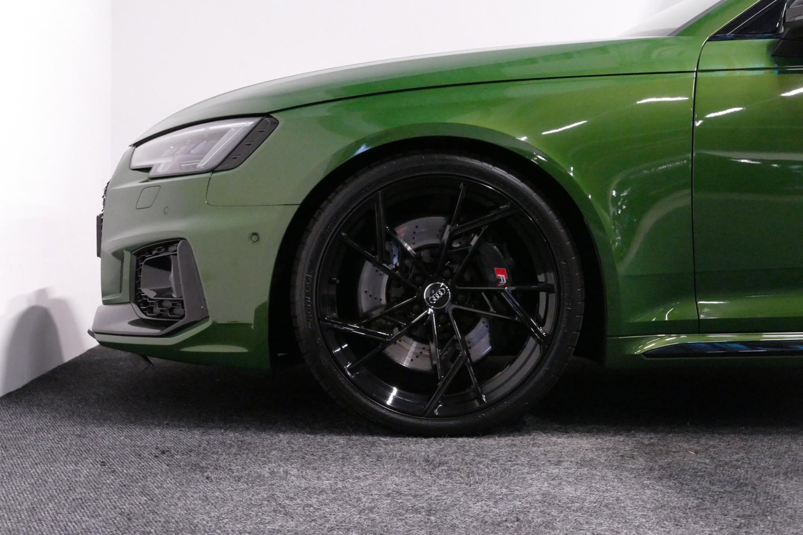 Audi RS4 A4 Avant 2.9 TFSI quattro / RS-Sportuitlaat / Panoramdak / Elektr. verstelbare voorstoelen (links met memory) / HUD / B&O / RS Comfort Pack / Dynamica Pack / Audi Exclusive interieur / Massage stoelen / Matrix LED / Rondomzichtcamera / Apple Carplay - And