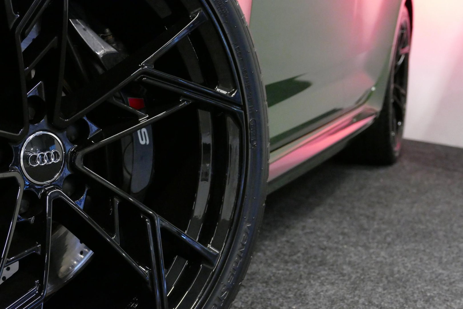 Audi RS4 A4 Avant 2.9 TFSI quattro / RS-Sportuitlaat / Panoramdak / Elektr. verstelbare voorstoelen (links met memory) / HUD / B&O / RS Comfort Pack / Dynamica Pack / Audi Exclusive interieur / Massage stoelen / Matrix LED / Rondomzichtcamera / Apple Carplay - And