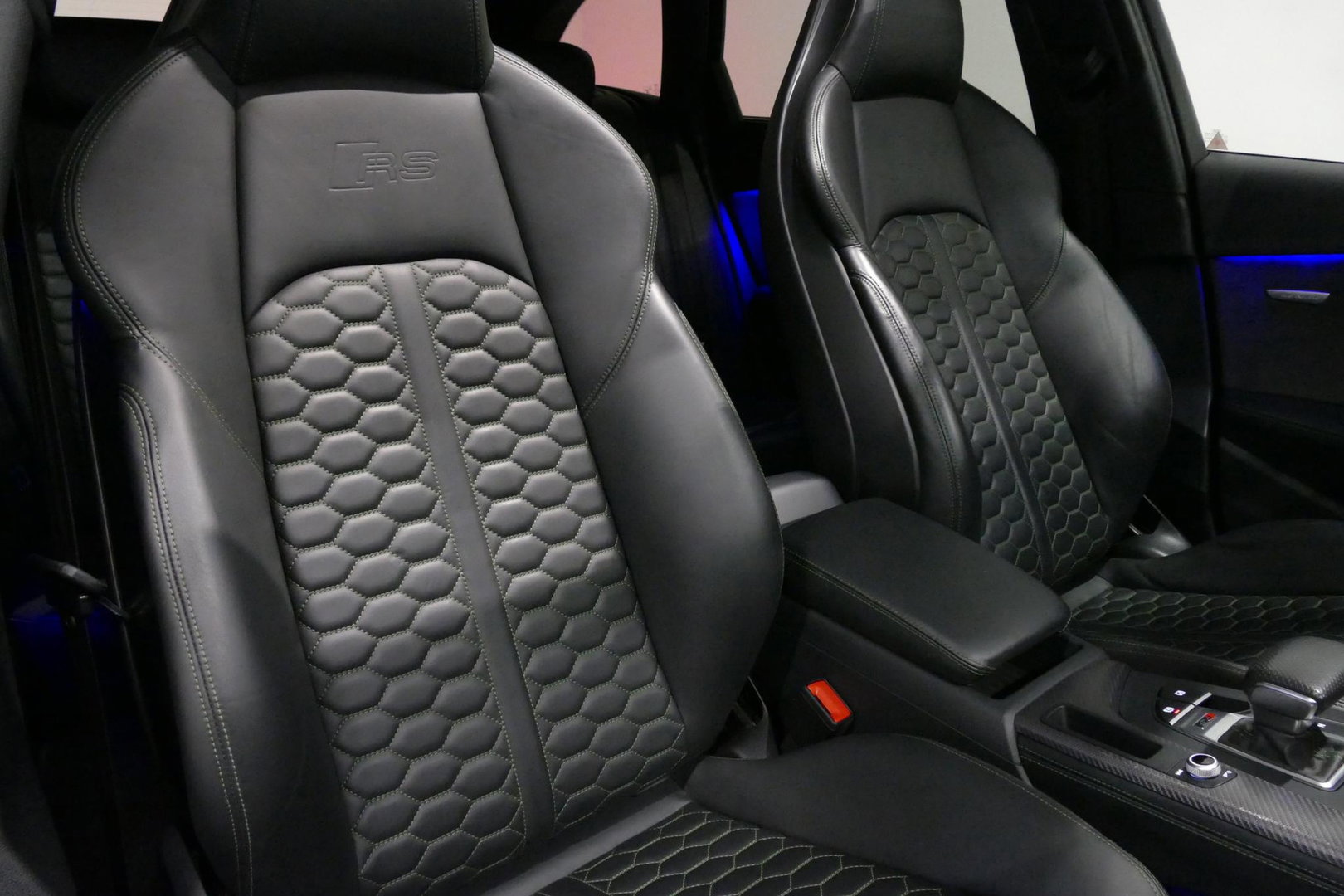 Audi RS4 A4 Avant 2.9 TFSI quattro / RS-Sportuitlaat / Panoramdak / Elektr. verstelbare voorstoelen (links met memory) / HUD / B&O / RS Comfort Pack / Dynamica Pack / Audi Exclusive interieur / Massage stoelen / Matrix LED / Rondomzichtcamera / Apple Carplay - And