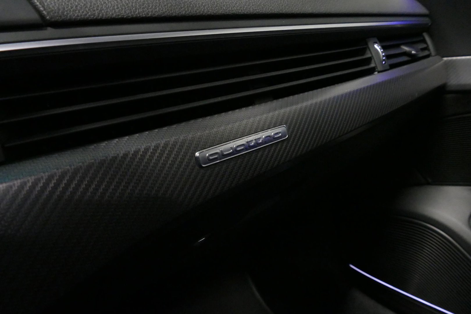 Audi RS4 A4 Avant 2.9 TFSI quattro / RS-Sportuitlaat / Panoramdak / Elektr. verstelbare voorstoelen (links met memory) / HUD / B&O / RS Comfort Pack / Dynamica Pack / Audi Exclusive interieur / Massage stoelen / Matrix LED / Rondomzichtcamera / Apple Carplay - And