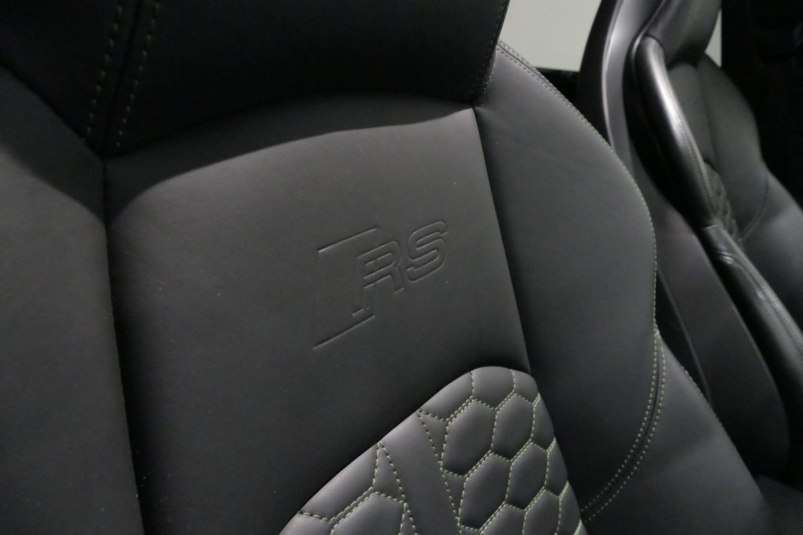 Audi RS4 A4 Avant 2.9 TFSI quattro / RS-Sportuitlaat / Panoramdak / Elektr. verstelbare voorstoelen (links met memory) / HUD / B&O / RS Comfort Pack / Dynamica Pack / Audi Exclusive interieur / Massage stoelen / Matrix LED / Rondomzichtcamera / Apple Carplay - And