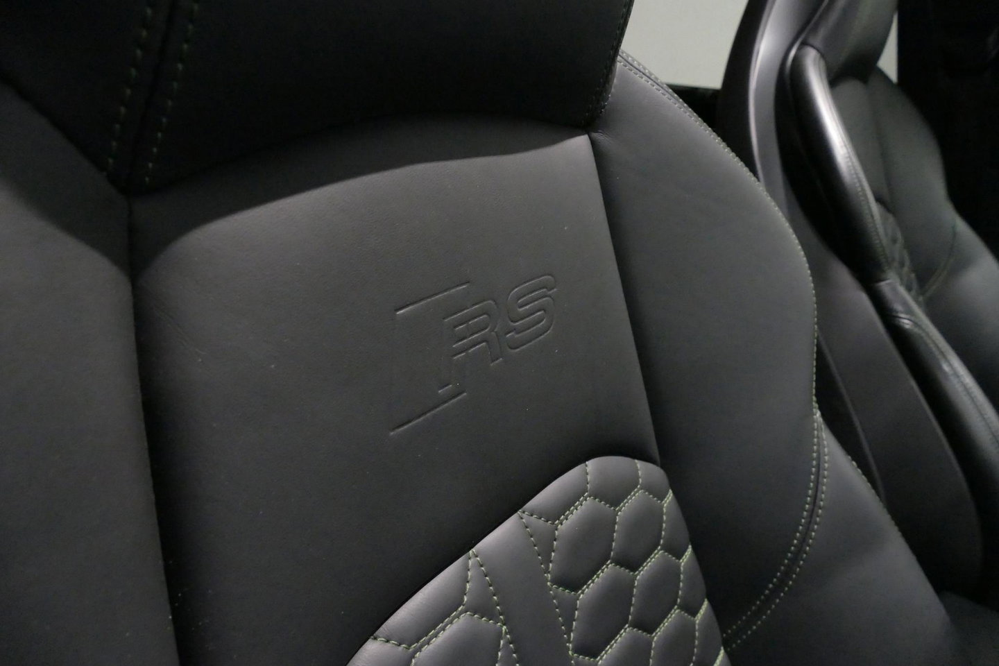 Audi RS4 A4 Avant 2.9 TFSI quattro / RS-Sportuitlaat / Panoramdak / Elektr. verstelbare voorstoelen (links met memory) / HUD / B&O / RS Comfort Pack / Dynamica Pack / Audi Exclusive interieur / Massage stoelen / Matrix LED / Rondomzichtcamera / Apple Carplay - And