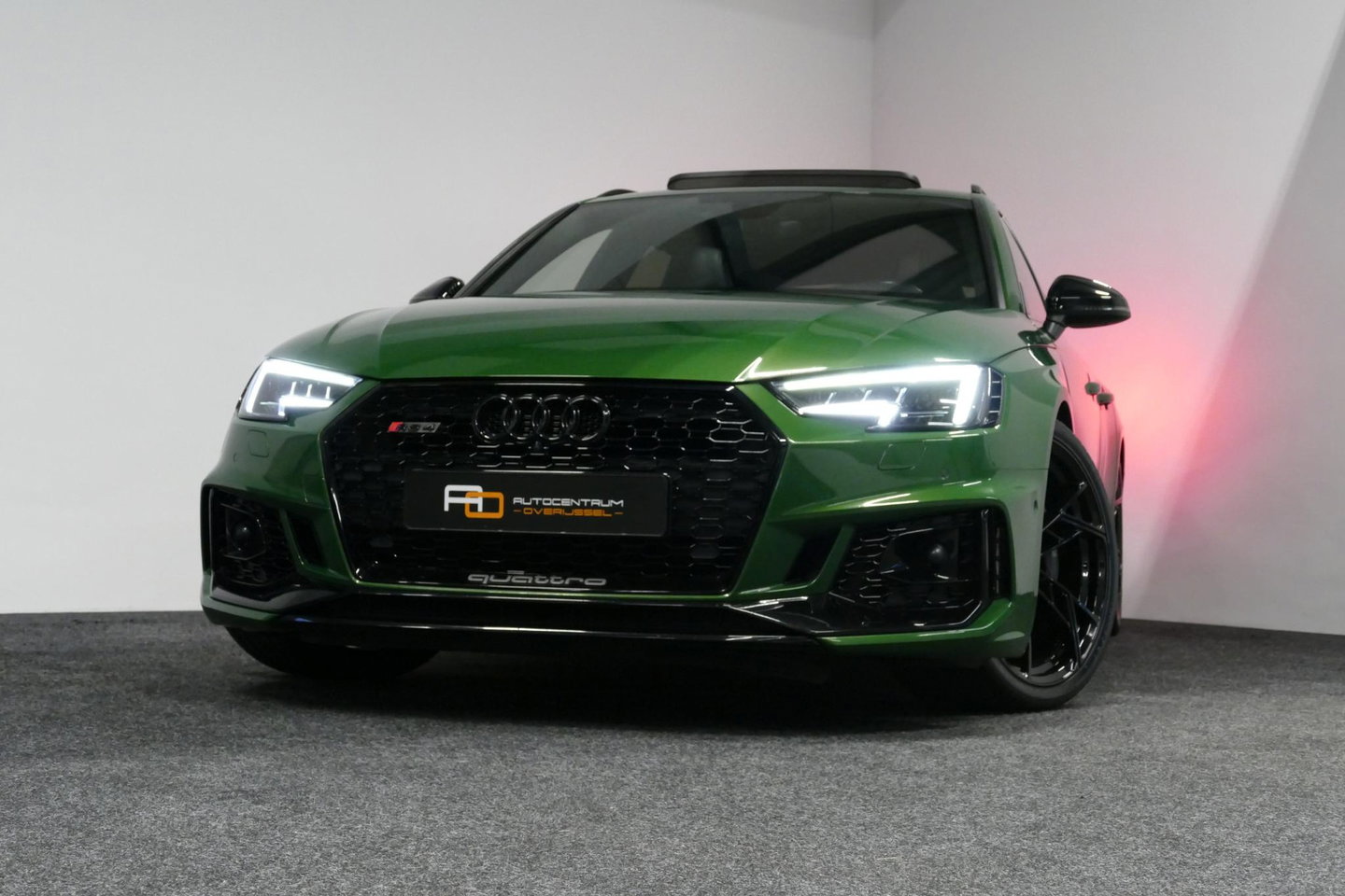 Audi RS4 A4 Avant 2.9 TFSI quattro / RS-Sportuitlaat / Panoramdak / Elektr. verstelbare voorstoelen (links met memory) / HUD / B&O / RS Comfort Pack / Dynamica Pack / Audi Exclusive interieur / Massage stoelen / Matrix LED / Rondomzichtcamera / Apple Carplay - And