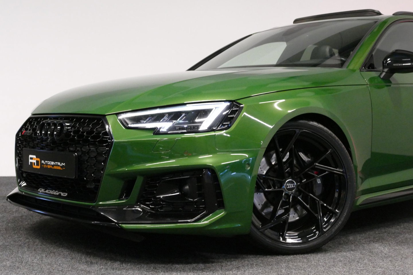 Audi RS4 A4 Avant 2.9 TFSI quattro / RS-Sportuitlaat / Panoramdak / Elektr. verstelbare voorstoelen (links met memory) / HUD / B&O / RS Comfort Pack / Dynamica Pack / Audi Exclusive interieur / Massage stoelen / Matrix LED / Rondomzichtcamera / Apple Carplay - And