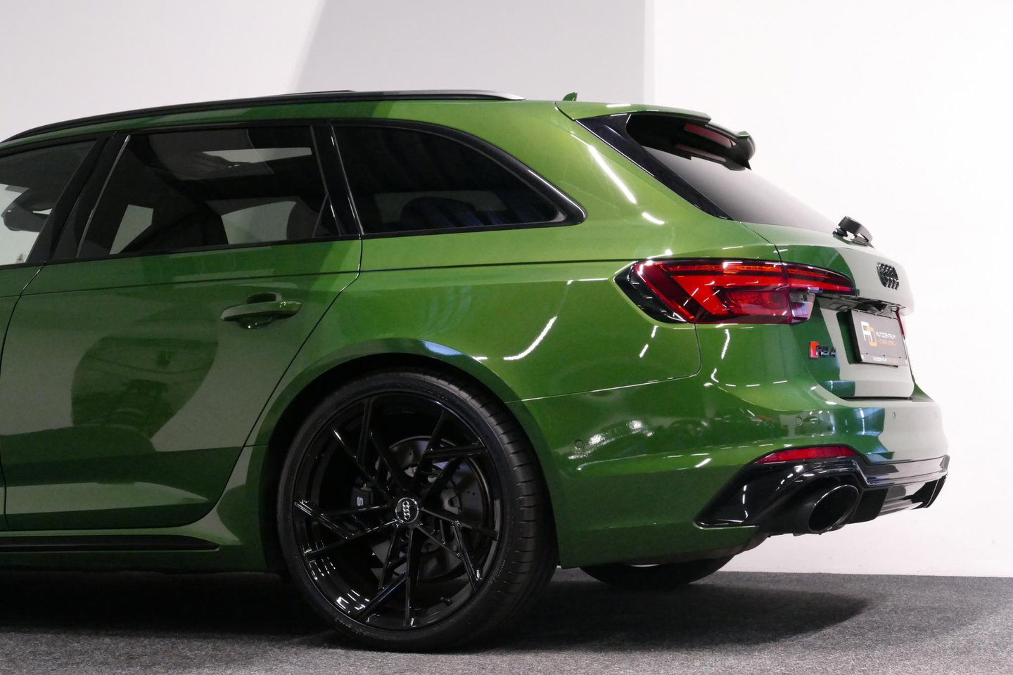 Audi RS4 A4 Avant 2.9 TFSI quattro / RS-Sportuitlaat / Panoramdak / Elektr. verstelbare voorstoelen (links met memory) / HUD / B&O / RS Comfort Pack / Dynamica Pack / Audi Exclusive interieur / Massage stoelen / Matrix LED / Rondomzichtcamera / Apple Carplay - And