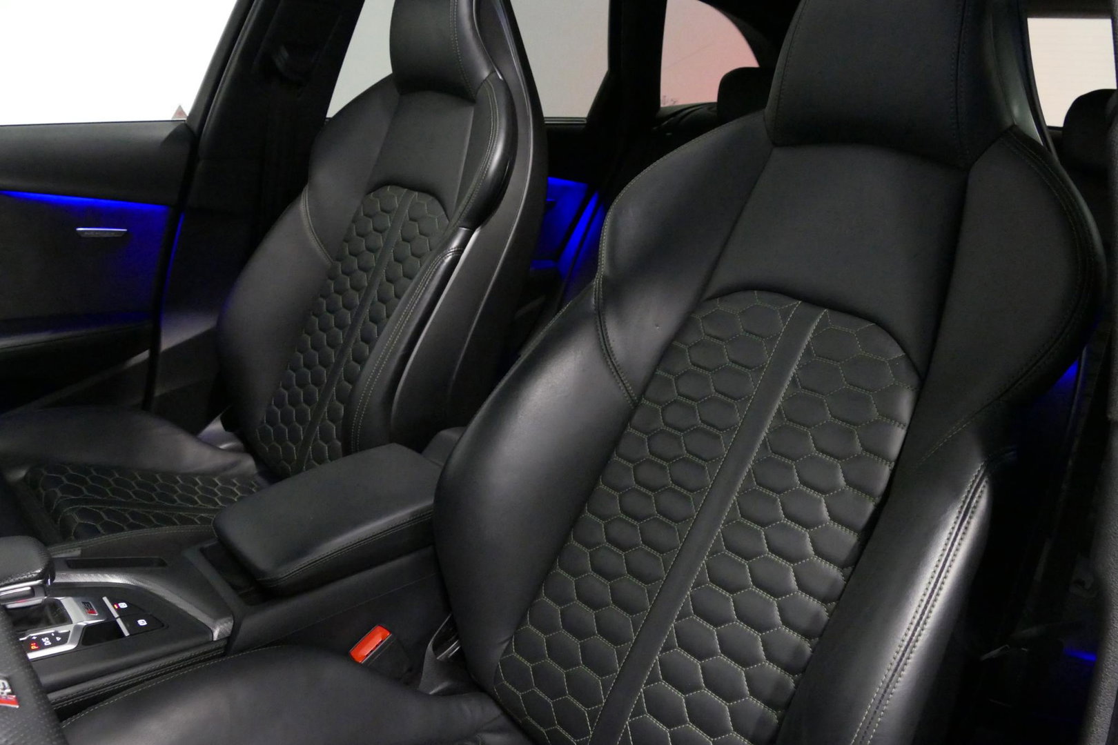 Audi RS4 A4 Avant 2.9 TFSI quattro / RS-Sportuitlaat / Panoramdak / Elektr. verstelbare voorstoelen (links met memory) / HUD / B&O / RS Comfort Pack / Dynamica Pack / Audi Exclusive interieur / Massage stoelen / Matrix LED / Rondomzichtcamera / Apple Carplay - And