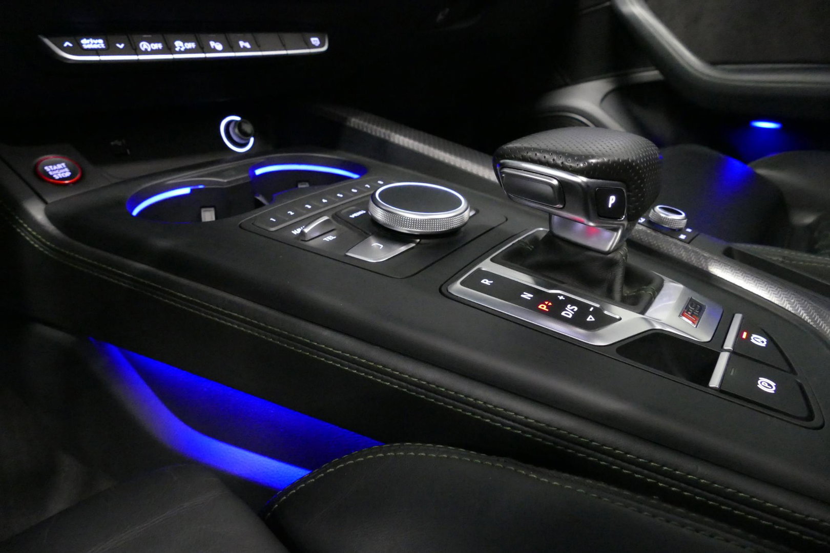 Audi RS4 A4 Avant 2.9 TFSI quattro / RS-Sportuitlaat / Panoramdak / Elektr. verstelbare voorstoelen (links met memory) / HUD / B&O / RS Comfort Pack / Dynamica Pack / Audi Exclusive interieur / Massage stoelen / Matrix LED / Rondomzichtcamera / Apple Carplay - And